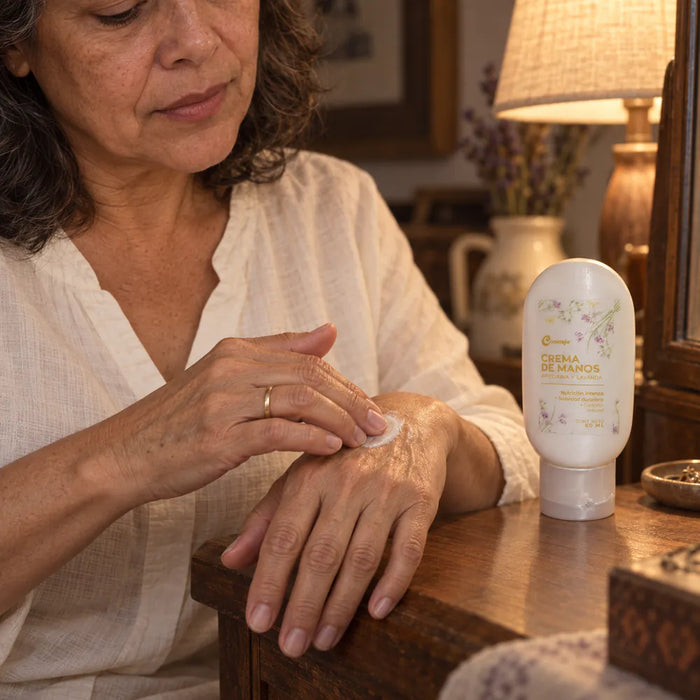 Manos masajeando crema sobre el dorso