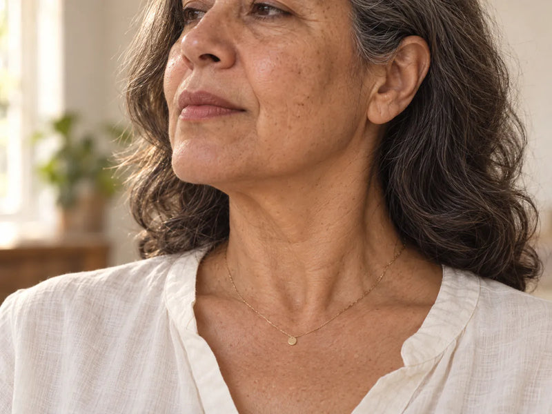 Cuello y línea de la mandíbula de una mujer madura, de perfil