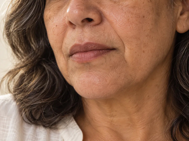 Labios de una mujer madura en reposo