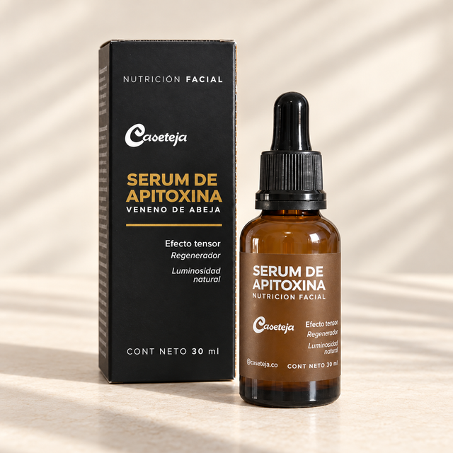 Sérum de apitoxina Caseteja de 30 ml: un frasco ámbar con gotero negro y su caja, sobre un fondo cálido con luz natural.